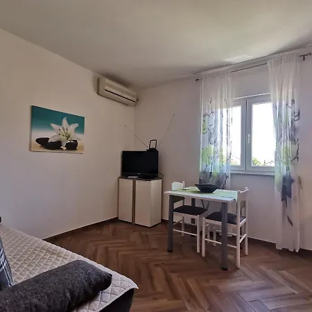 Dobrila Apartment *